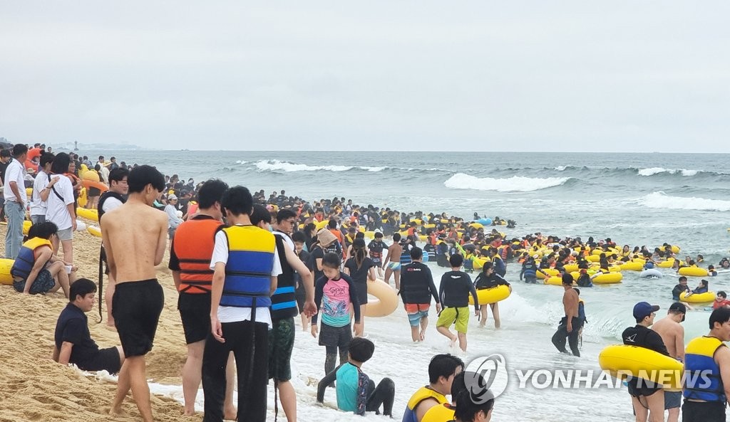 "개장 마지막 날까지 파도에 풍덩"…전국 바다·행락지 '북적'