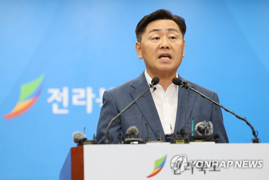 與 "전직 대통령부터 현직 지사까지, 野 잼버리 '무책임' 통탄"