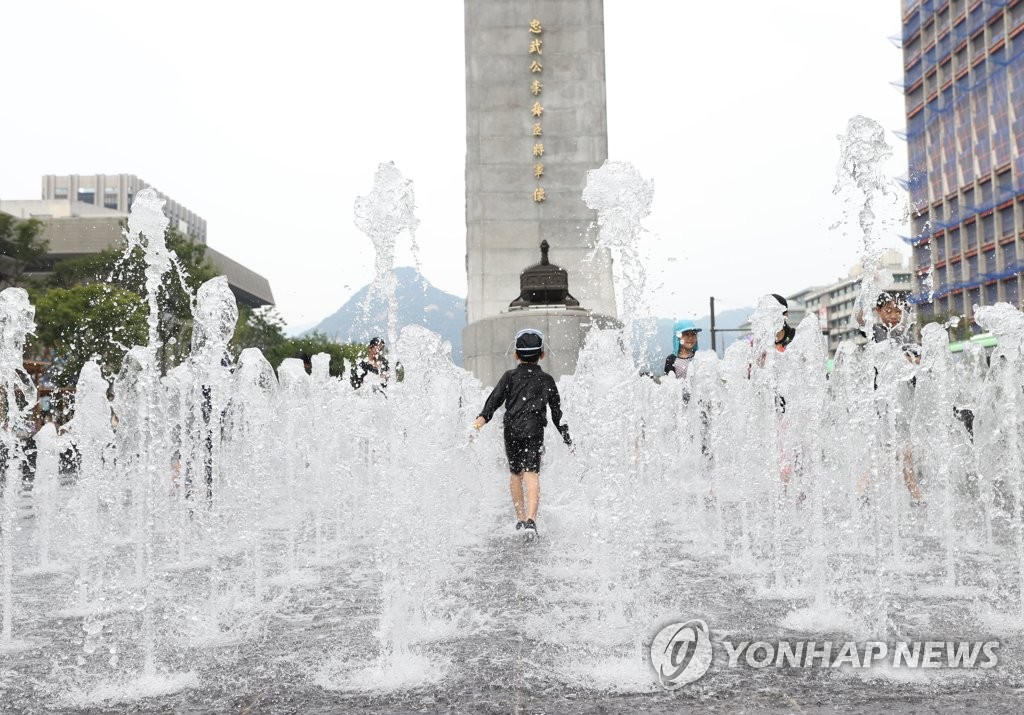 일요일도 무더위에 곳곳 소나기…낮 최고 34도