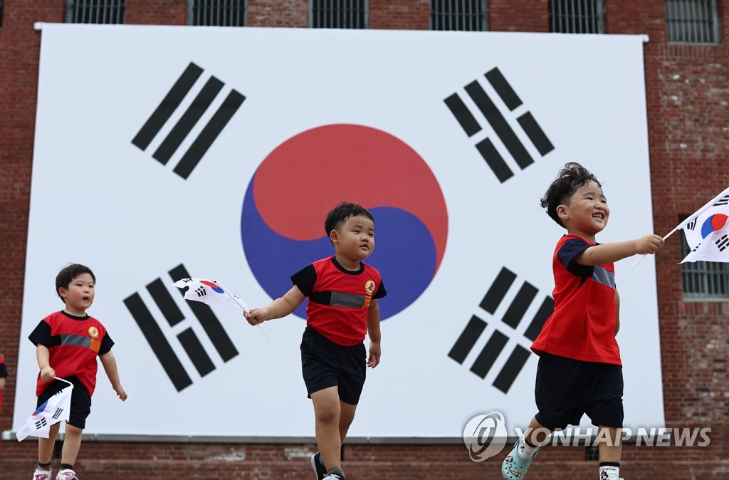 광복절도 체감온도 33도 이상 무더위…강원영동엔 비 5∼20㎜