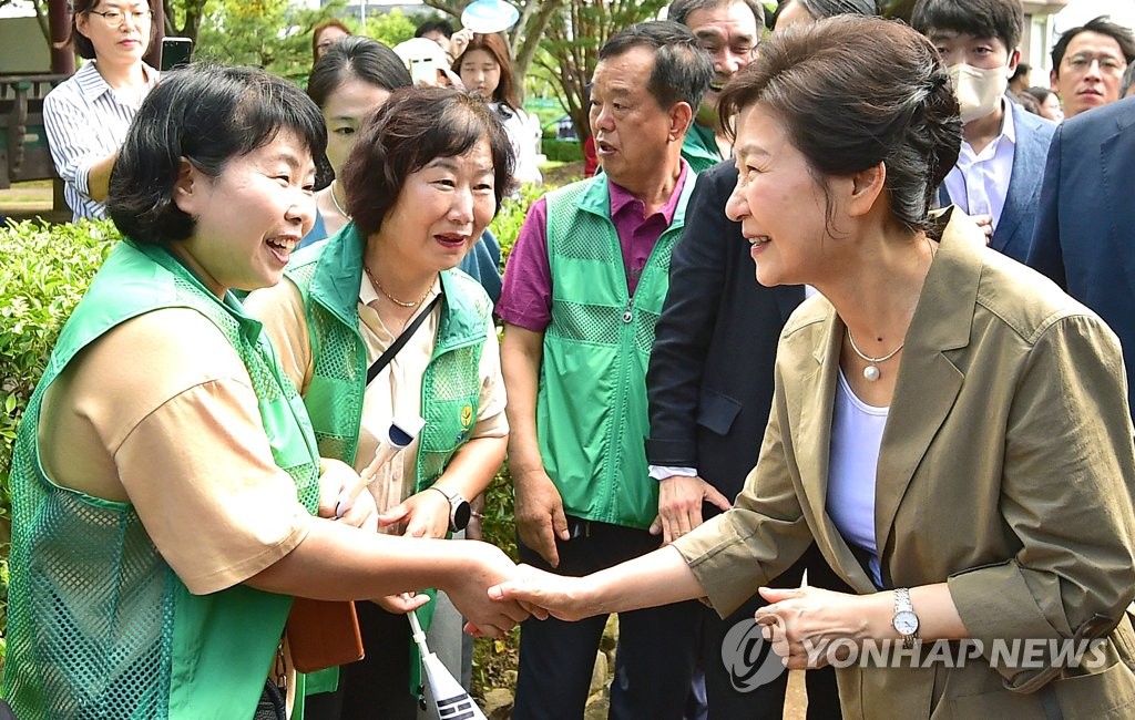 박근혜, 공개 외출 재개…방문지는 '박정희 전 대통령 생가'