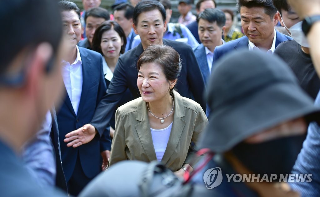 박근혜, 공식 외출 재개…방문지는 '박정희 전 대통령 생가'