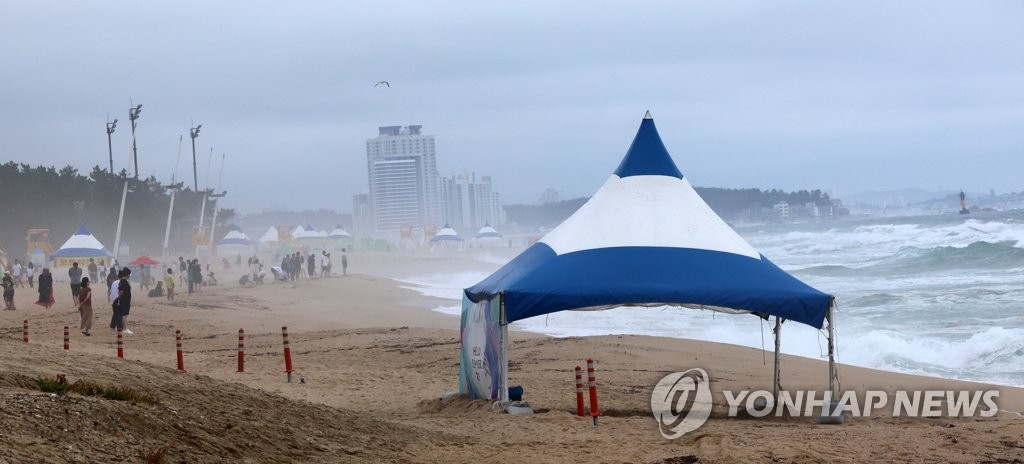 '여름 끝자락' 강원 동해안 해수욕장 폐장속 막바지 피서객 발길