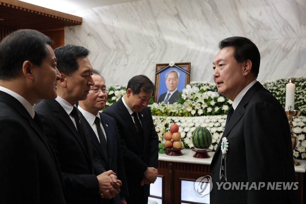 尹대통령 부친 빈소에 여야·정부 인사 등 추모 발길(종합)