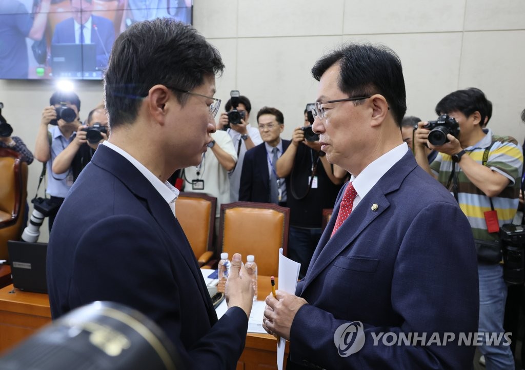 여야, 8월국회 첫날부터 충돌…행안위·국방위 '반쪽회의' 파행