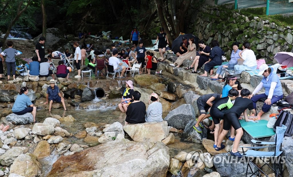 "개장 마지막 날까지 파도에 풍덩"…전국 바다·행락지 '북적'