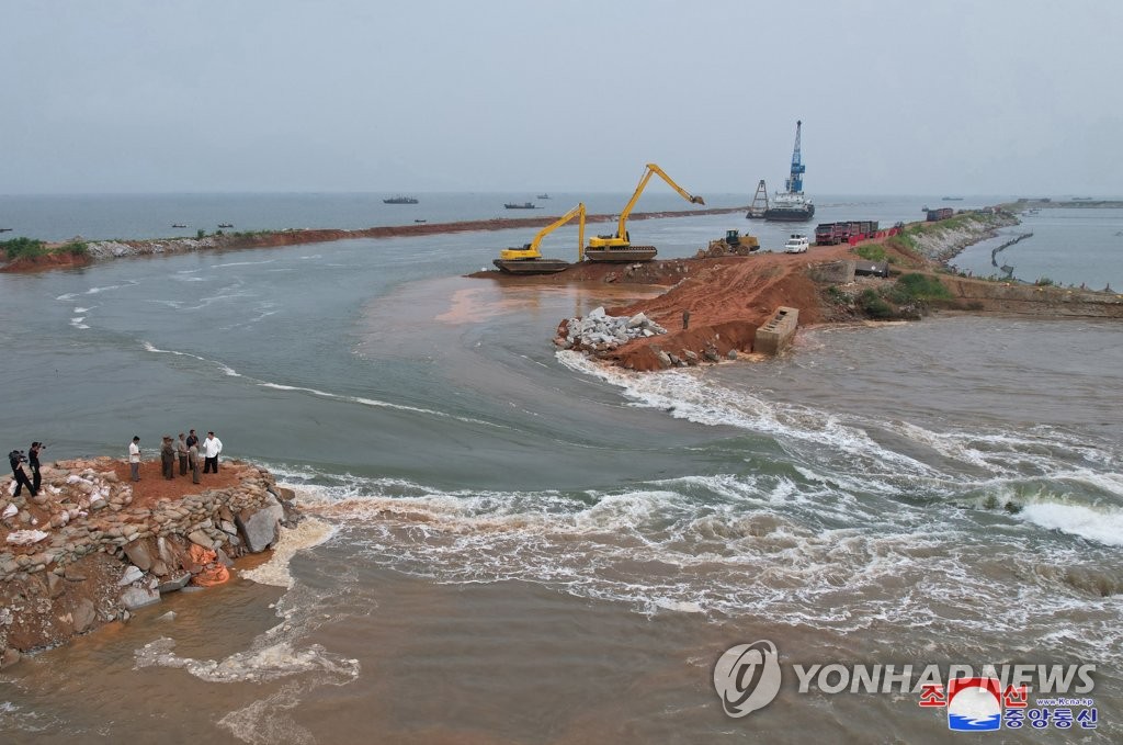 北김정은 "김덕훈 내각 극심하게 문란"…총리 콕 집어 맹비난(종합)