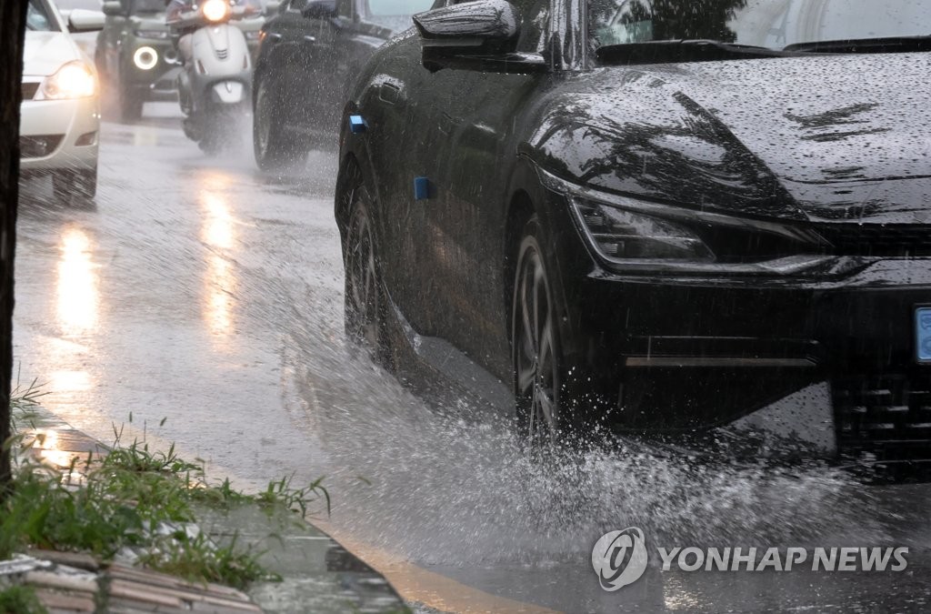 모레 아침까지 전국에 많고 강한 비…주말엔 다시 폭염