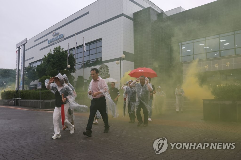 민방위 사이렌 소리에 전국이 '잠시 멈춤'…20분간 대피 훈련