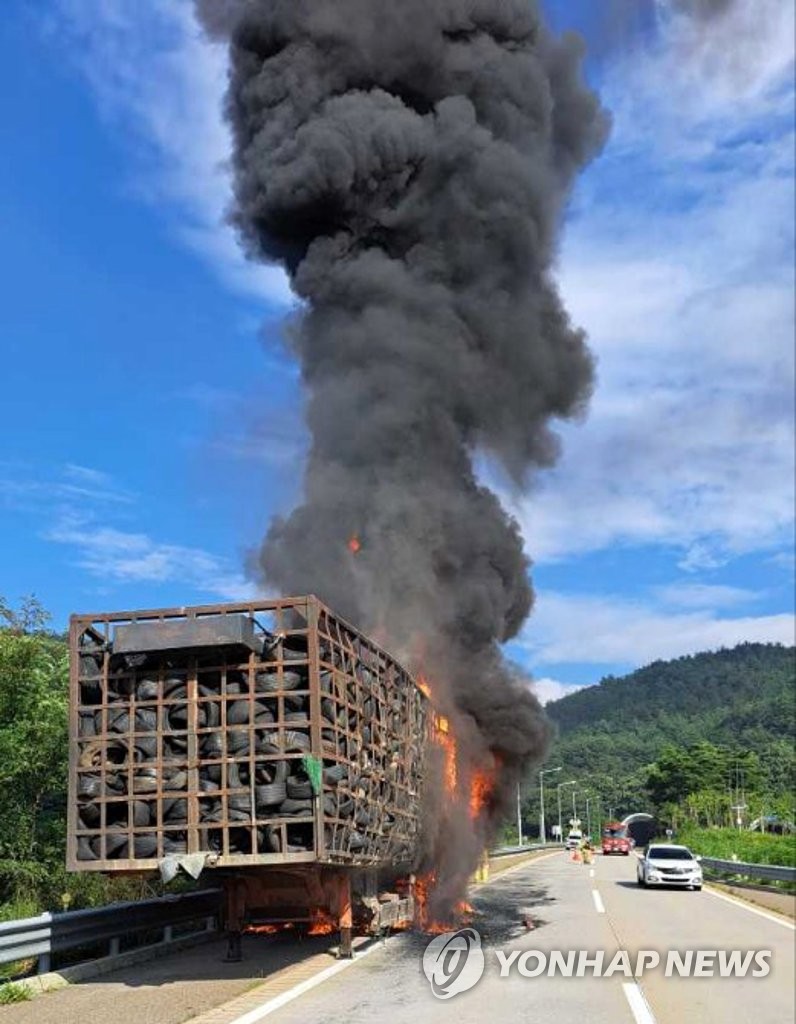 동해고속도로서 폐타이어 운반 차량 화재…50대 운전자 화상