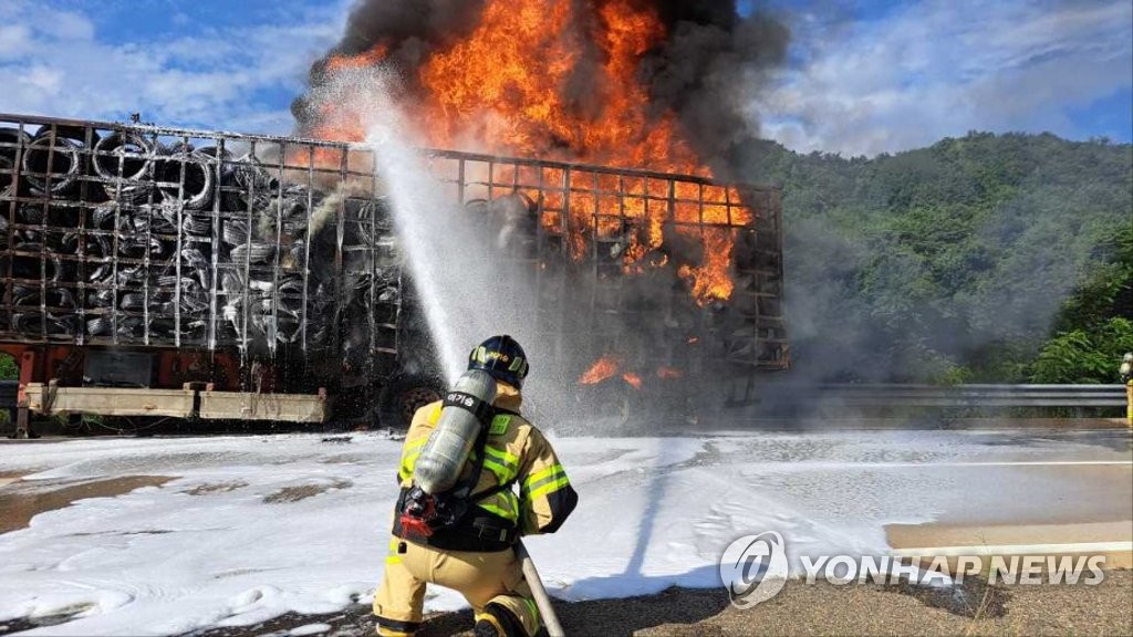 동해고속도로서 폐타이어 운반 차량 화재…50대 운전자 화상