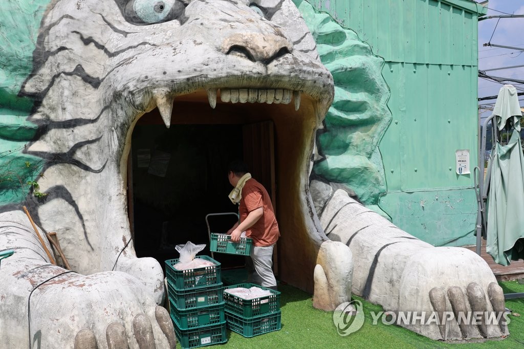 운영중단 동물원에 시민들 과일·채소·냉동닭 들고 나섰다