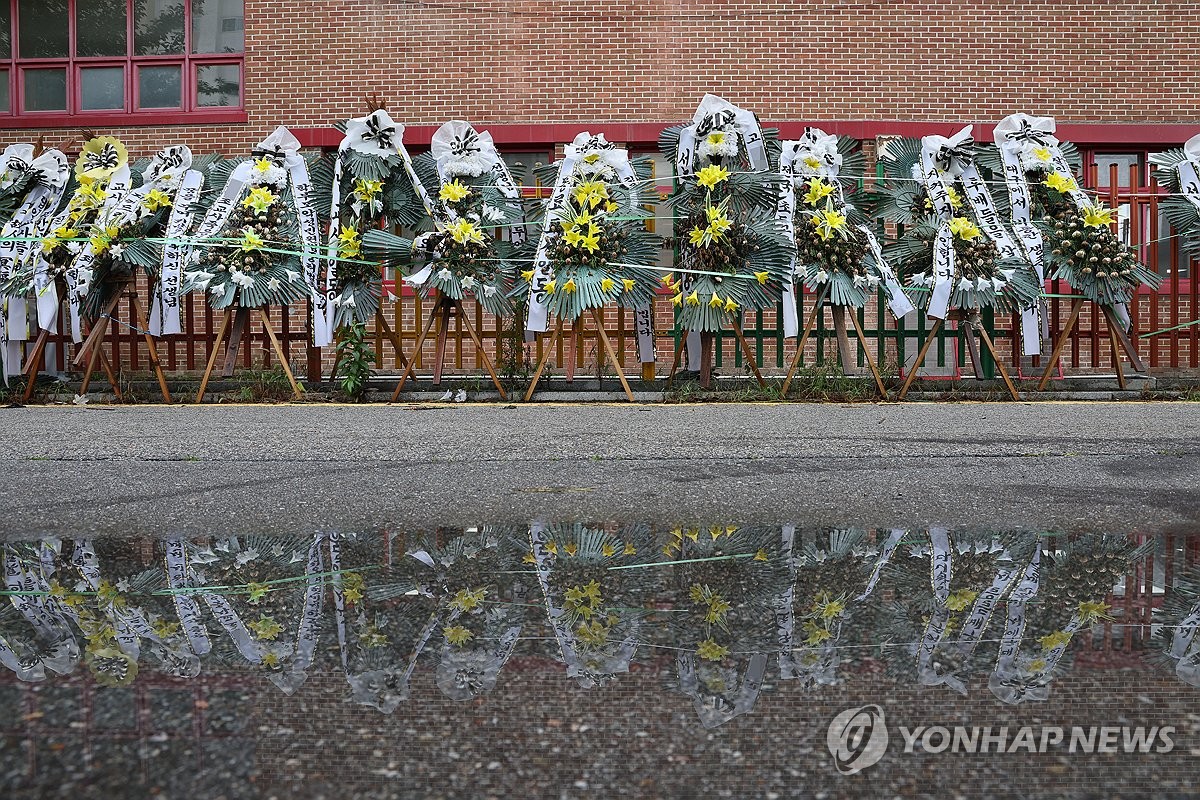 [현장] '교사 2명 숨진' 초등학교 등굣길에 길게 늘어선 화환들