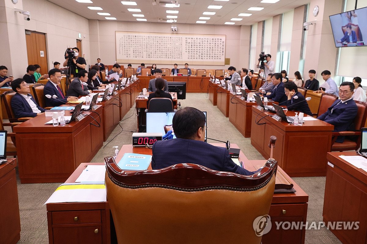 '현수막 무법 해소' 선거법 개정안, 국회 법사위 통과