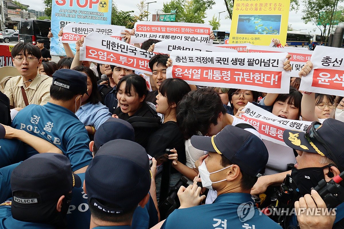'오염수 반대' 日대사관 시위 16명 체포…日 "경비강화 요청"(종합2보)