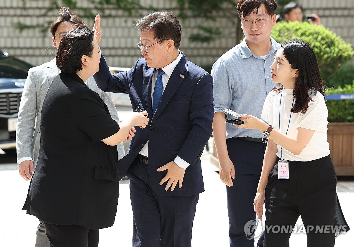 "김문기 아느냐"에 "몰랐다"…이재명 재판 '즉흥답변' 공방