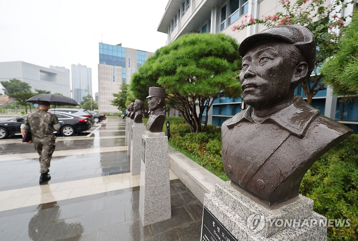 육사, 홍범도 흉상 외부 이전 결정…나머지는 교내 다른 곳으로(종합)