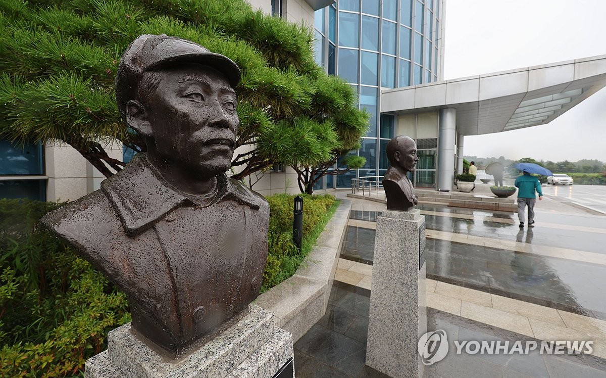 국방부 앞 홍범도 흉상도 이전 검토…"文정부 때 갑작스레 설치"(종합)