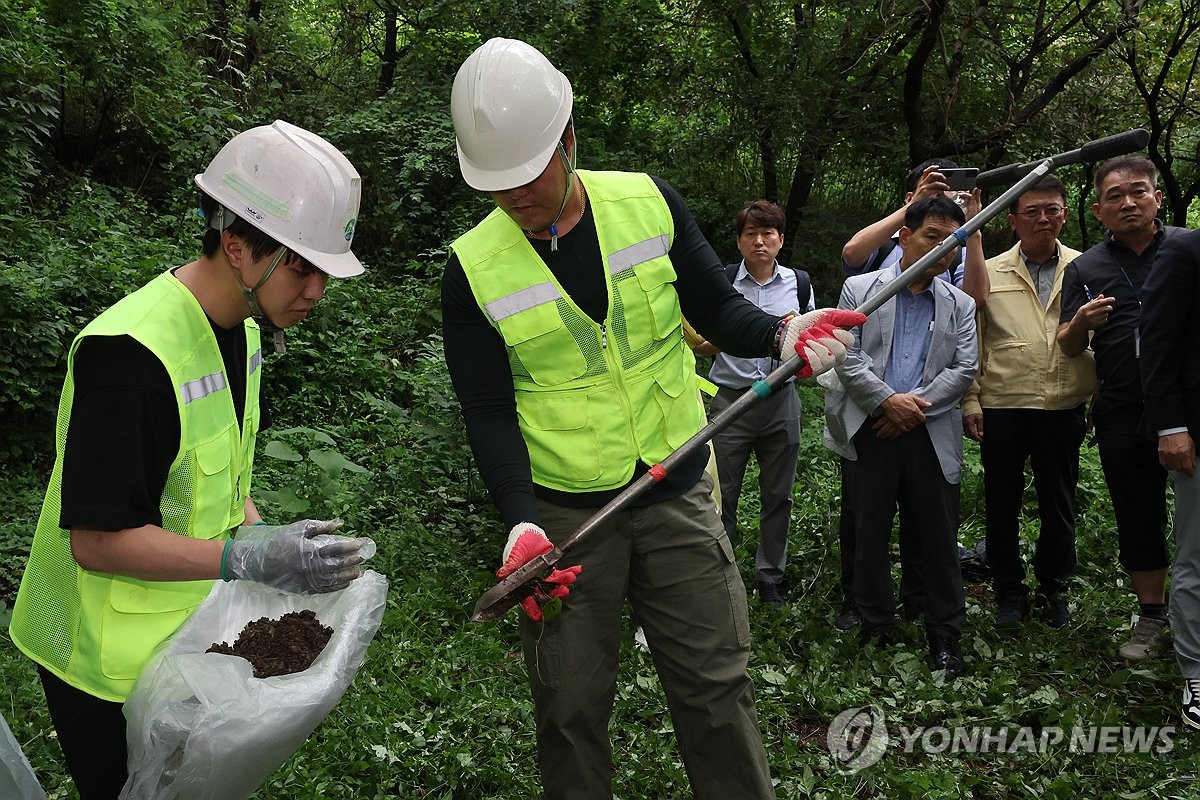 마포구, 신규 소각장 예정지서 흙 채취…불소·중금속 조사