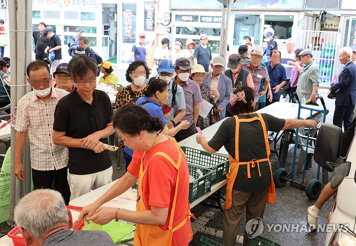 "싱싱한 제철 전어 못 놓쳐"…오염수 방류에도 전국 축제장 북적