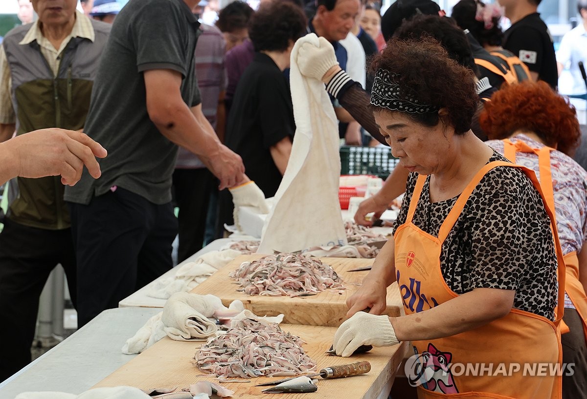 "싱싱한 제철 전어 못 놓쳐"…오염수 방류에도 전국 축제장 북적