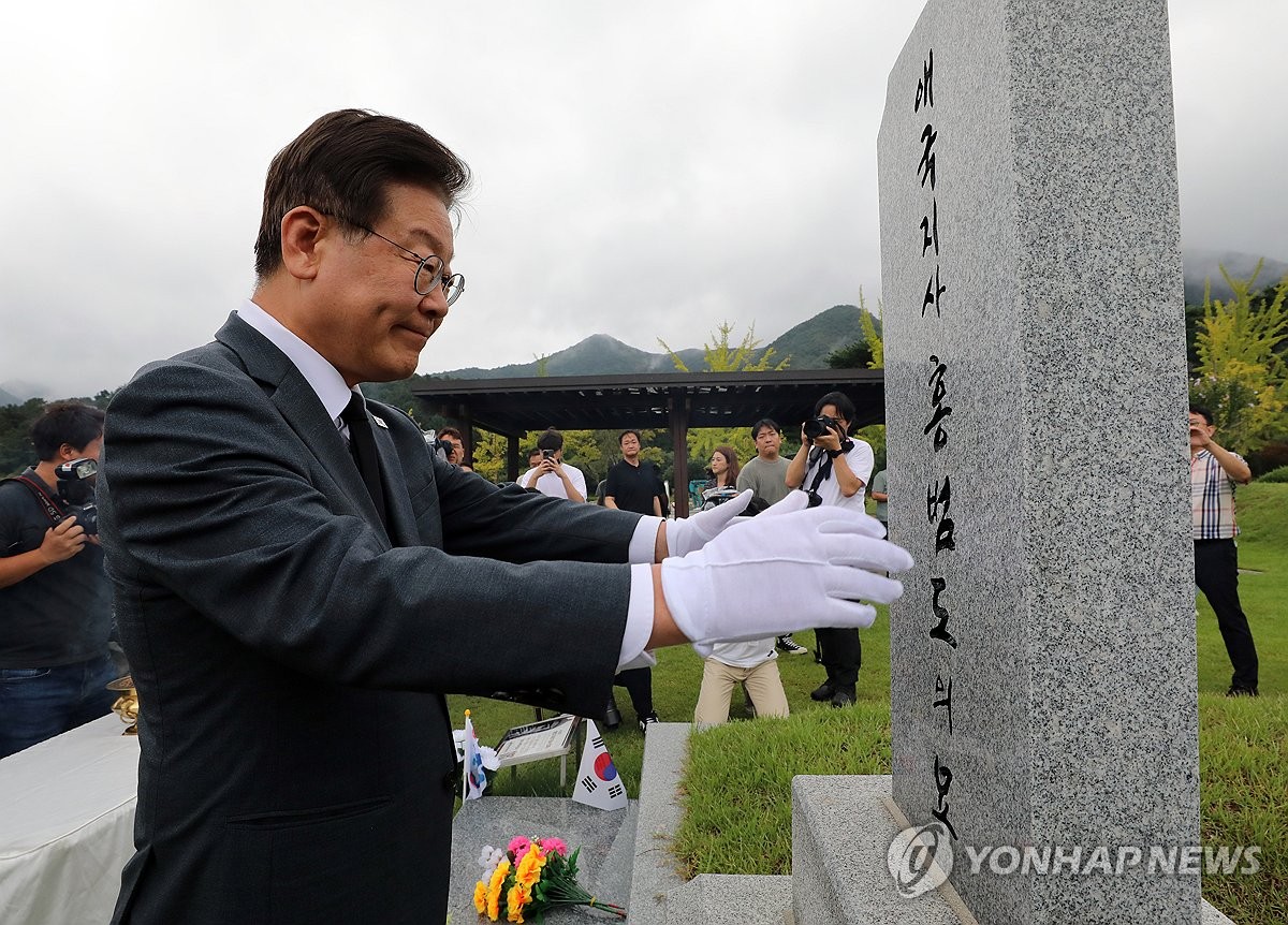 홍범도 묘역찾은 이재명 "흉상제거는 '이념전쟁 선동' 부관참시"