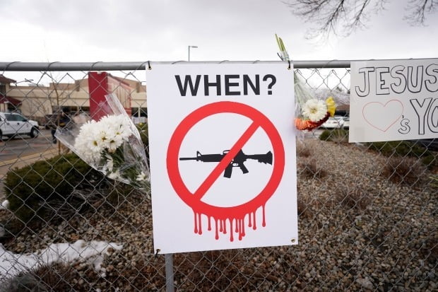 총격 사건 현장 인근에 '언제?(When?)'라는 글귀가 적혀 총기 규제를 촉구하는 듯한 그림이 걸려있다. /사진=AP