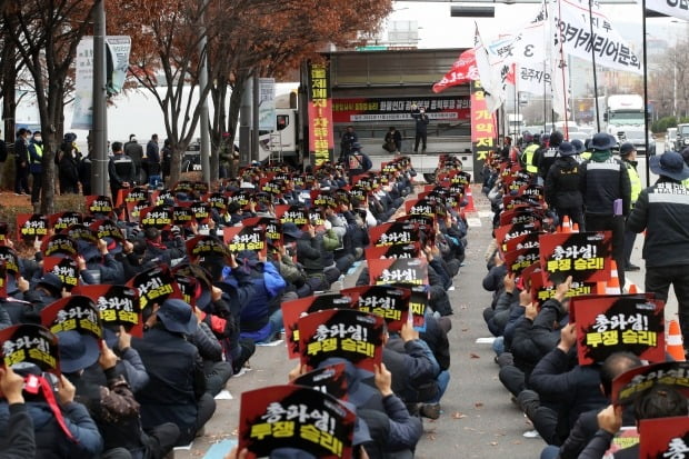 작년 11월 29일 광주 서구 기아 오토랜드 광주공장 남문 앞에서 화물연대 광주지역본부 총력투쟁 결의대회가 열리고 있다. 사진=연합뉴스