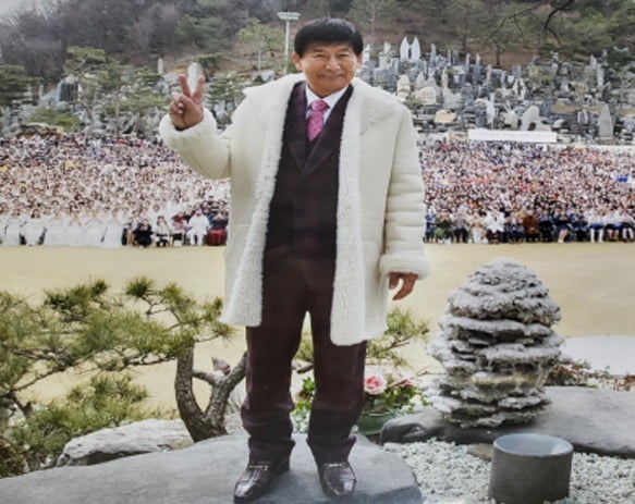 기독교복음선교회(통칭 JMS) 총재 정명석 씨가 출소한 지 1년이 지난 2019년 2월 18일을 '부활'로 기념해 행사를 열고 정씨를 촬영한 사진. /사진=연합뉴스