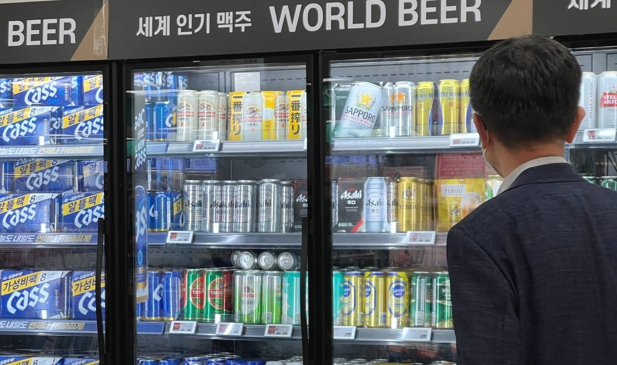 서울의 한 대형마트에 맥주가 진열되어 있다. 사진=연합뉴스