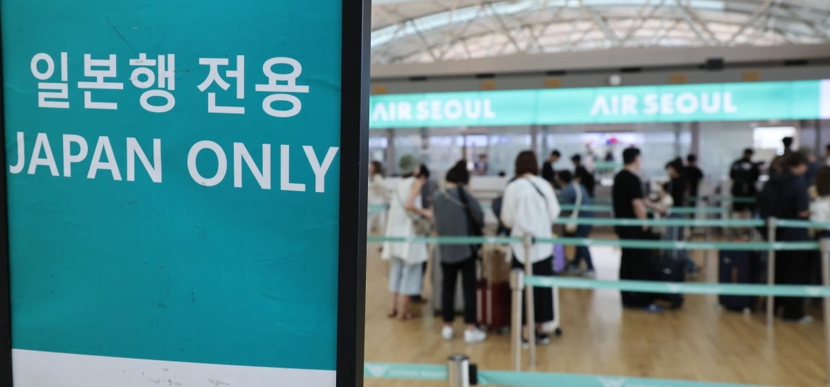 인천국제공항 1터미널 출발층이 일본으로 향하는 여행객으로 붐비고 있다. 원/엔 환율이 떨어지는 '역대급' 엔저 현상이 이어지면서 일본을 찾는 관광객이 늘고 있다. 사진=연합뉴스