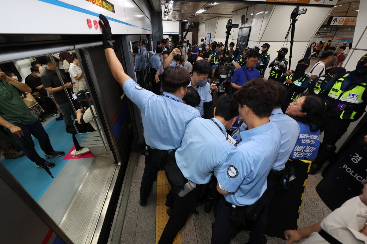 지난 6월 서울교통공사 직원들과 대치하는 전국장애인차별철폐연대(전장연)./사진=연합뉴스