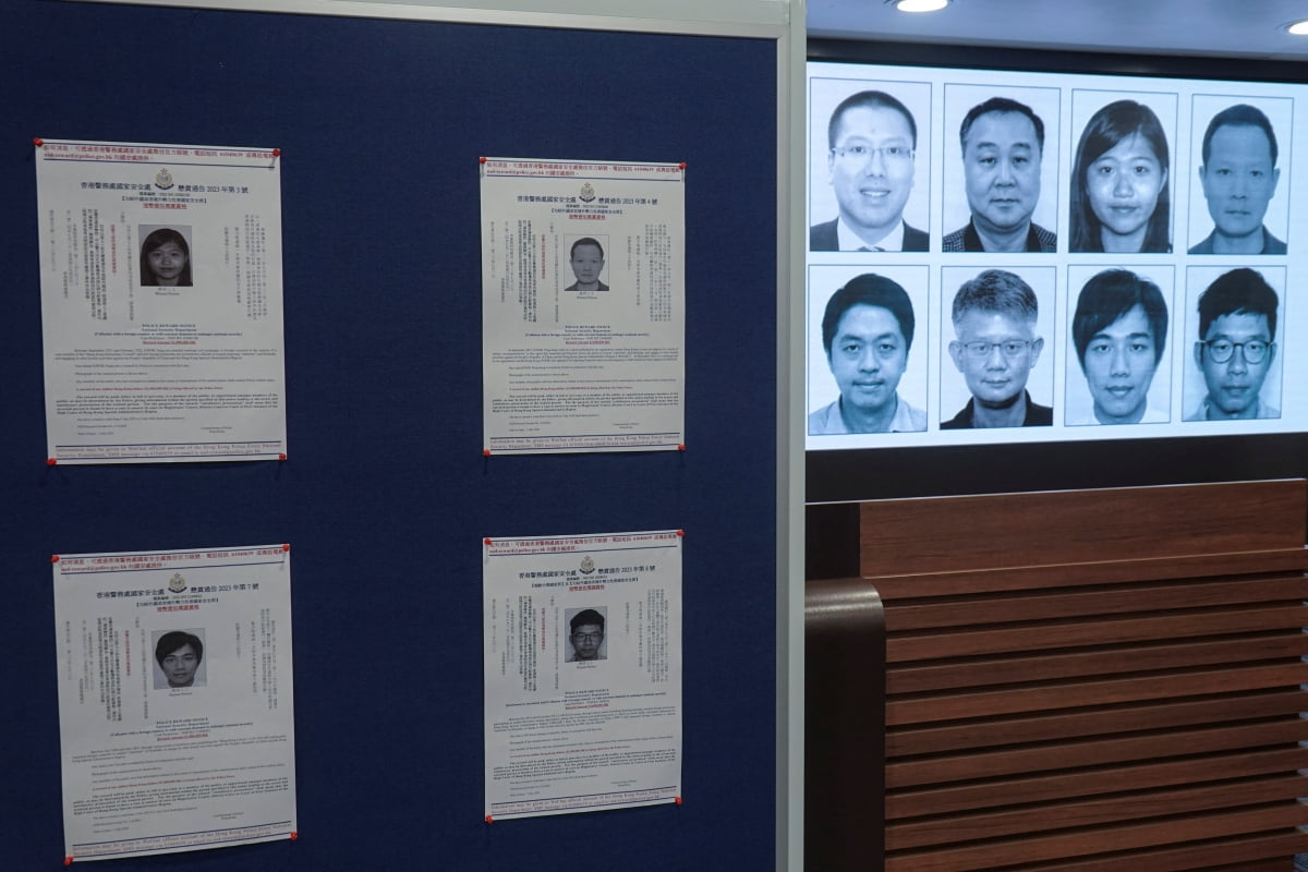 지난달 3일 홍콩 경찰이 국가보안법 위반 혐의로 현상금을 내건 해외 체류 민주 진영 인사 8명의 사진이 붙여져 있다./사진=연합뉴스