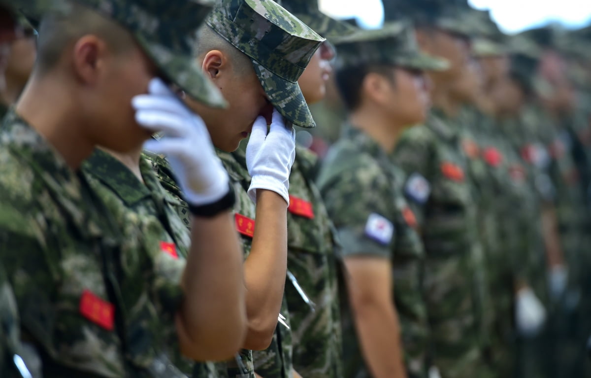  22일 경북 포항 해병대 1사단 체육관인 '김대식관'에서 열린 고 채수근 상병 영결식에서 해병대원이 눈물을 흘리고 있다. / 사진=연합뉴스