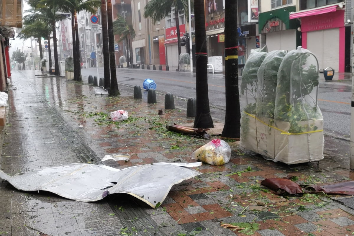 지난 2일 일본 카지노 칩현 나하 거리가 제6호 태풍 '카눈'(Khanun)의 영향으로 엉망이 된 모습. 사진=연합뉴스