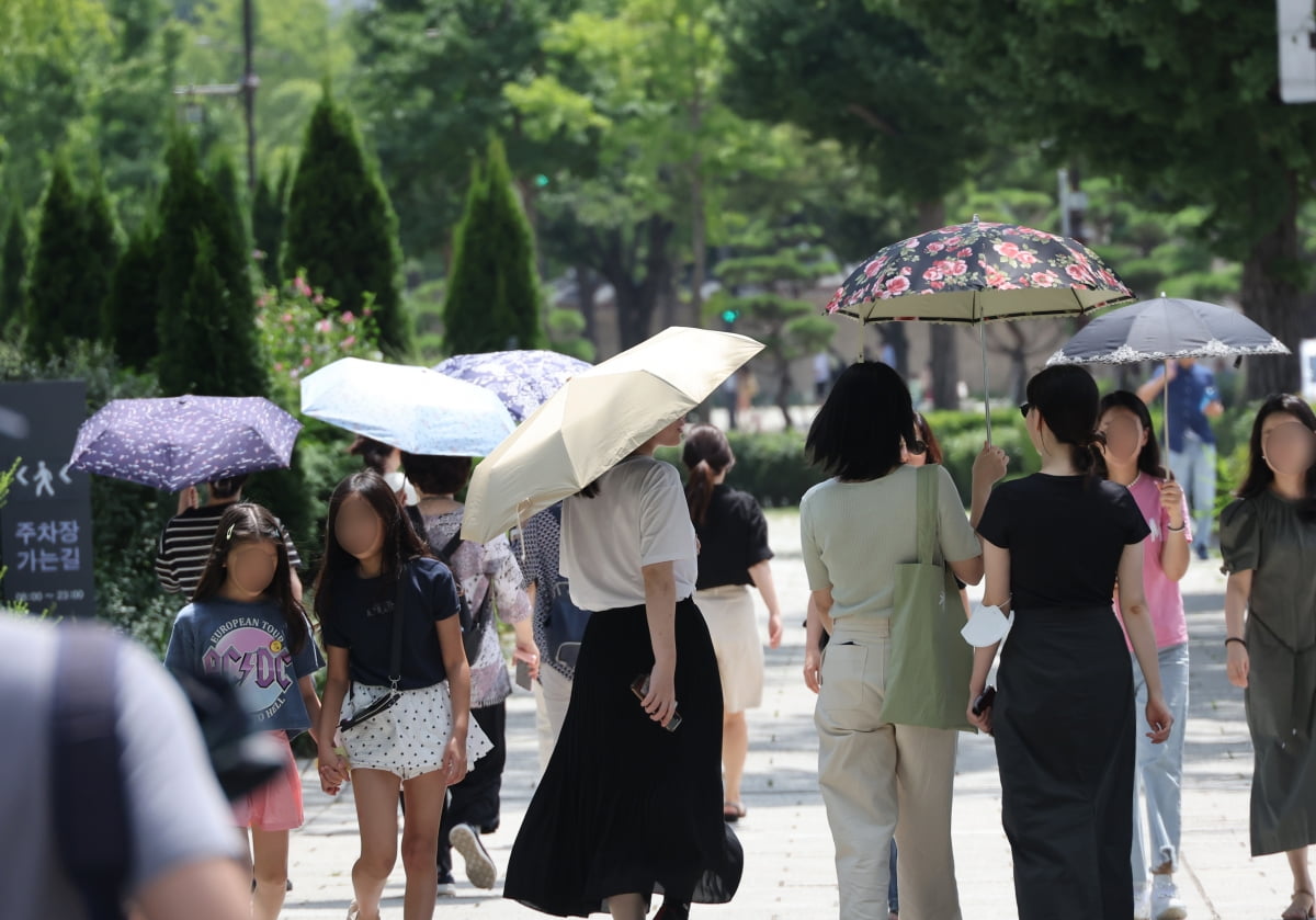 무더위가 계속된 3일 서울 종로구 삼청동길에서 시민들이 강한 햇살에 양산을 쓰고 이동하고 있다. / 사진=연합뉴스