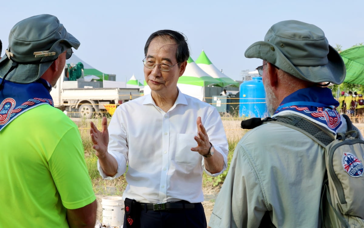 한덕수 국무총리가 4일 전북 부안군 2023 새만금 세계스카우트잼버리 대회장을 방문해 참가 대원들과 대화하고 있다. 사진=연합카지노 뽀찌