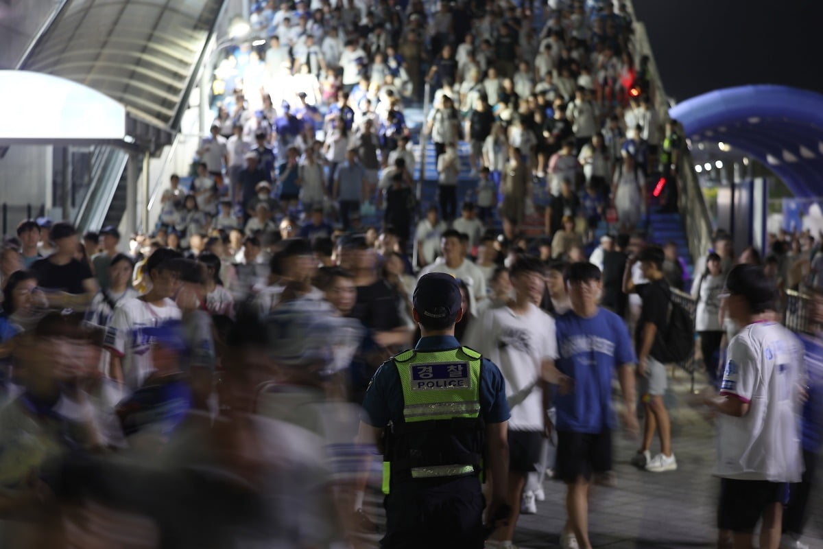 삼성과 LG의 프로야구 경기가 열리는 대구 야구장에서 '흉기 난동'을 부리겠다는 예고 글이 올라온 5일 오후 대구 삼성라이온즈파크에서 경찰이 만일의 상황에 대비하고 있다. 사진=연합뉴스