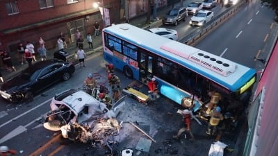 창원서 택시가 버스·승용차 들이받아…1명 사망·8명 부상