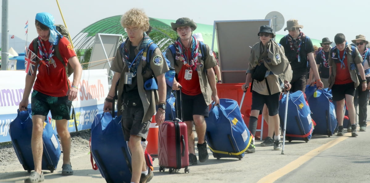  2023 새만금 세계스카우트잼버리 영국 참가자들이 6일 전북 부안군 야영장을 떠나기 위해 짐을 옮기고  있다 ./사진=연합뉴스