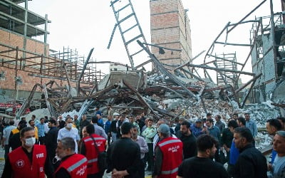 이란서 신축 공사 건물 연쇄 붕괴로 최소 4명 사망…부실 공사 추정