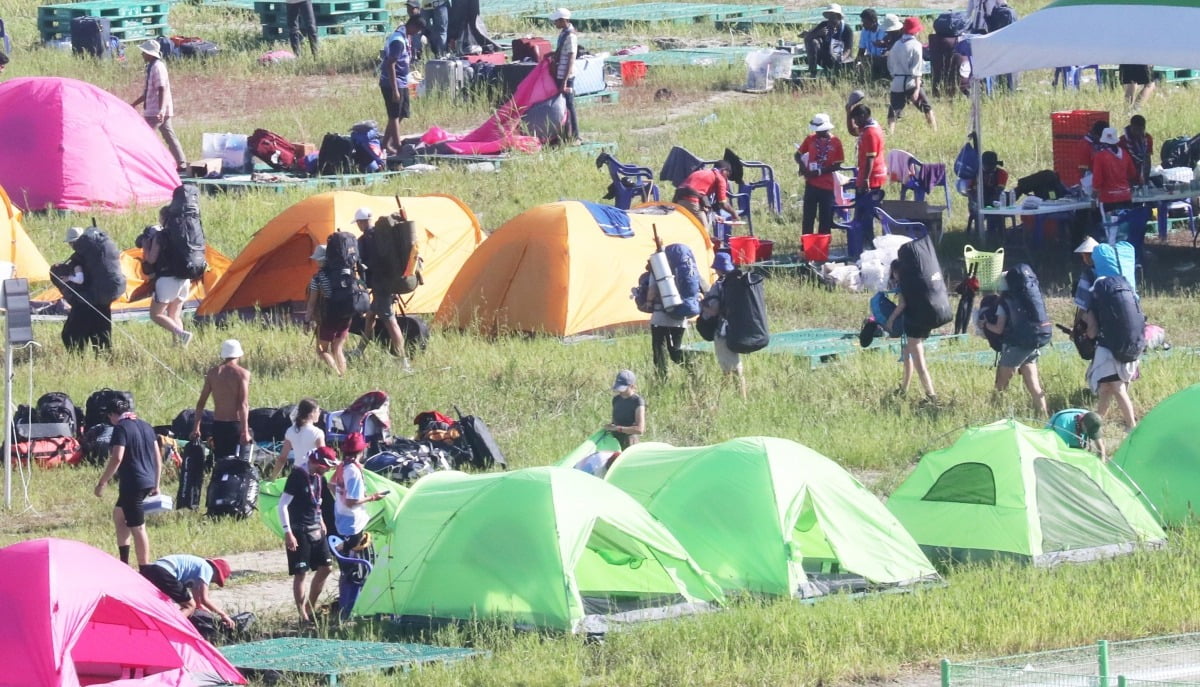 2023 새만금 세계스카우트 잼버리 대원들이  지난 8일 전북 부안군 잼버리 현장을 떠나기 위해 짐을 꾸리고 있다.  /사진=연합뉴스