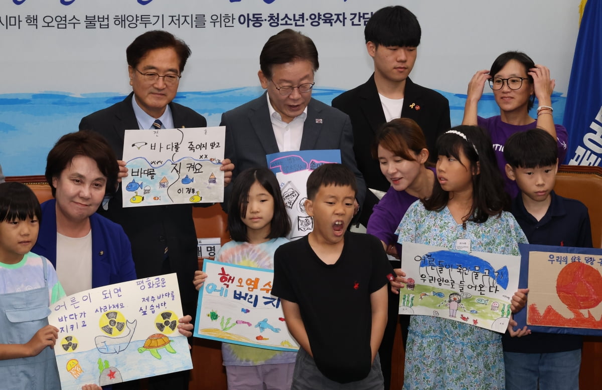 더불어민주당 이재명 대표가 8일 국회에서 열린 후쿠시마 핵 오염수 저지를 위한 아동, 청소년, 양육자 간담회에서 참석자들과 기념촬영을 하고 있다. /=연합뉴스