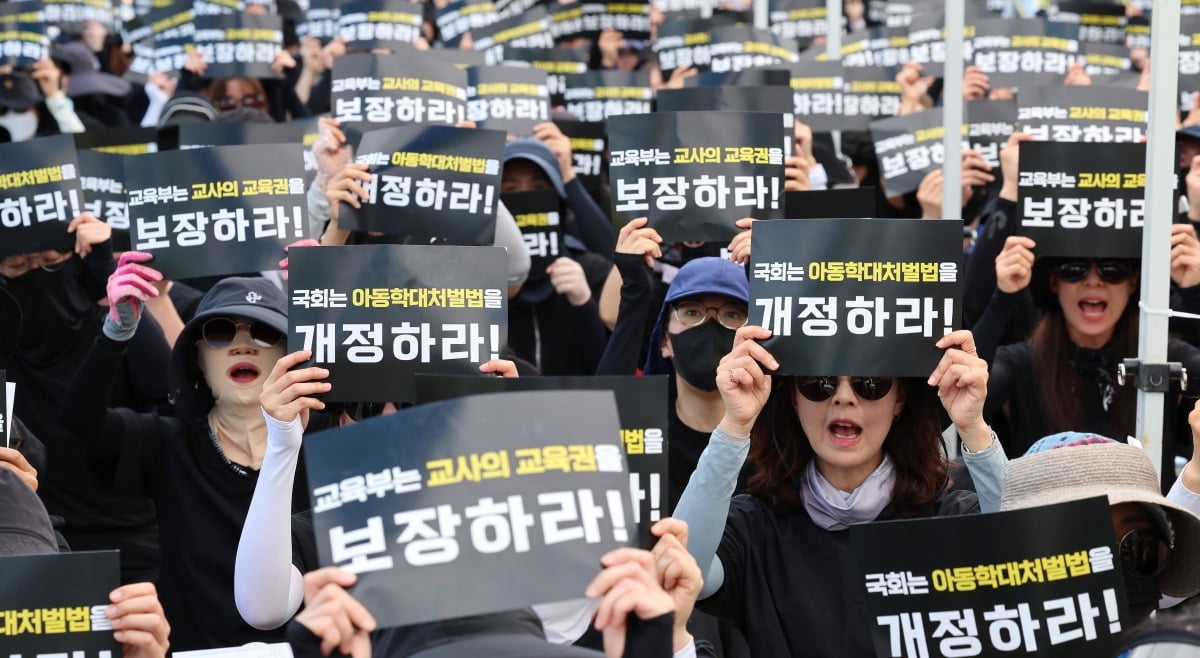 공교육정상화교육주체연대 관계자들이 8일 오후 세종시 정부세종청사 교육부앞에서 공교육 정상화 촉구 집회를 열고 있다. 사진=연합뉴스