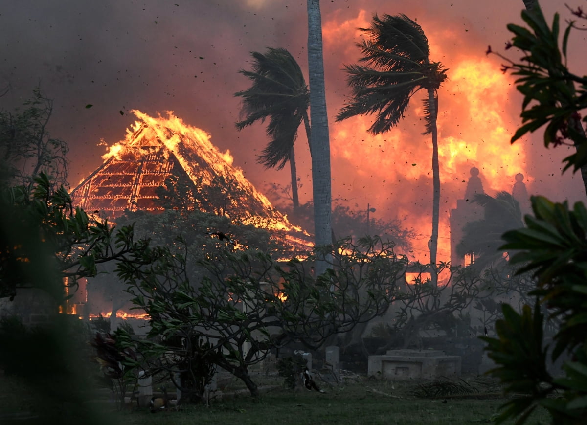 8일(현지시간) 대형 산불이 발생한 미국 하와이주 마우이섬 라하이나에서 교회와 선교회 건물이 불길에 휩싸이고 있다.  / 사진=연합뉴스