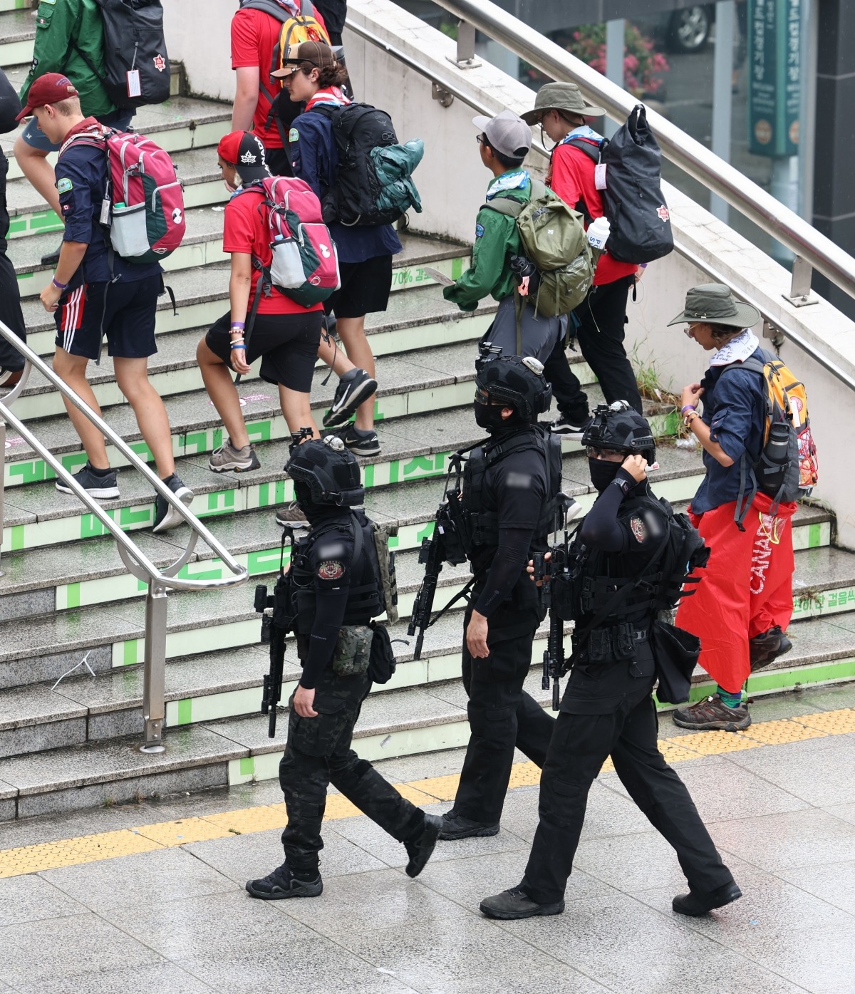 11일 2023 새만금 세계스카우트잼버리 카지노 미국과 K팝 슈퍼 라이브 콘서트가 열리는 마포구 상암동 서울월드컵경기장에서 수도방위사령부 대원들이 경계 근무를 하고 있다. 사진=연합뉴스