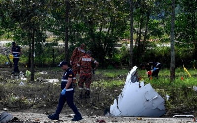 말레이시아 도로에 소형 여객기 추락…탑승자 전원 사망