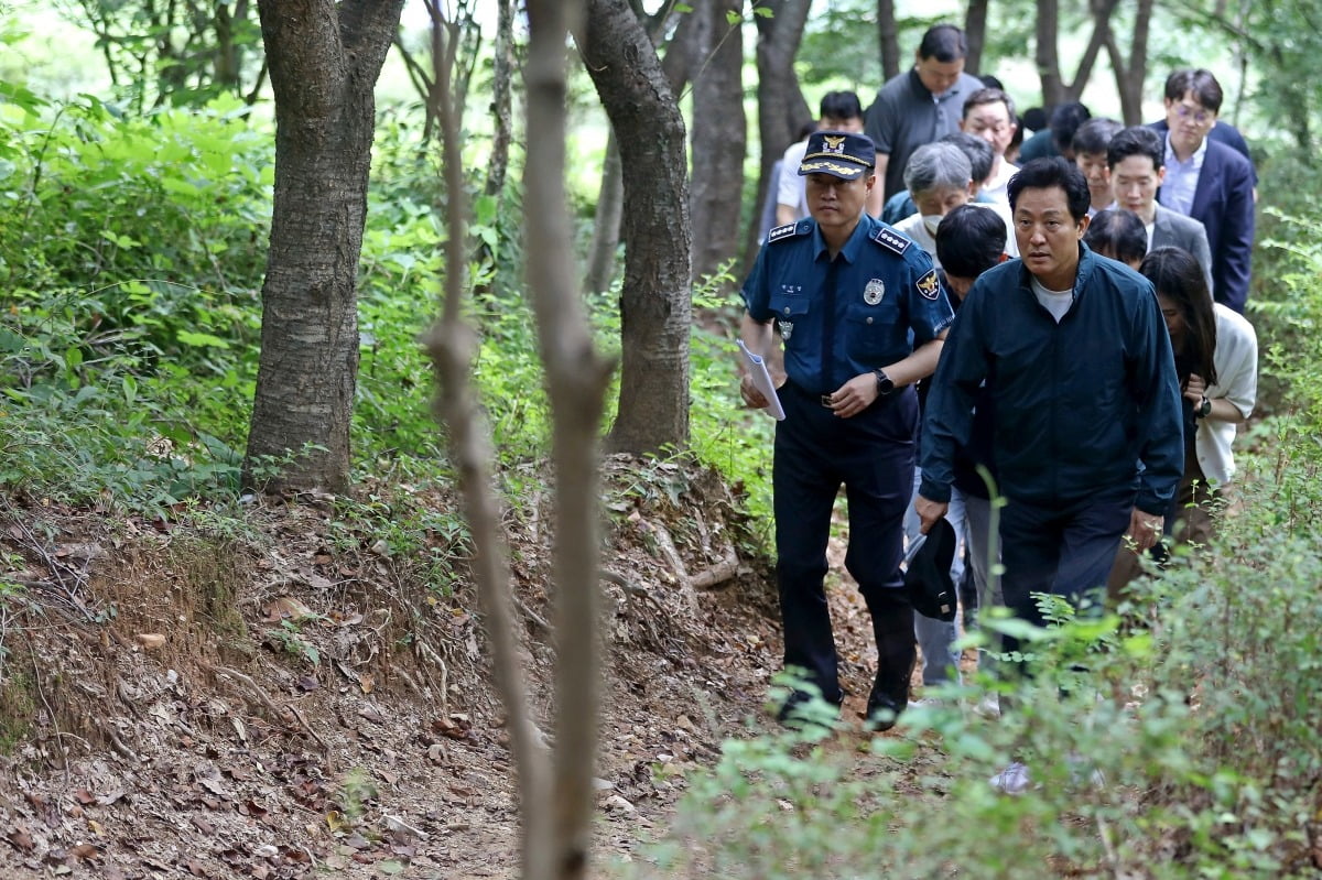 오세훈 서울시장이 18일 오후 전날 성폭행 사건이 발생한 서울 관악구 신림동의 둘레길을 찾아 박민영 관악경찰서장 등과 함께 현장을 살펴보고 있다. 사진=연합뉴스