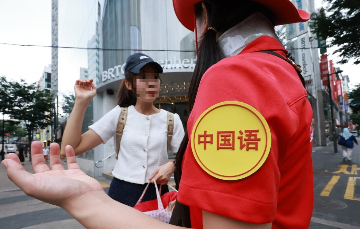 지난 20일 서울 중구 명동 거리에서 중국어 관광통역안내원이 관광객을 안내하고 있다. 사진=연합뉴스