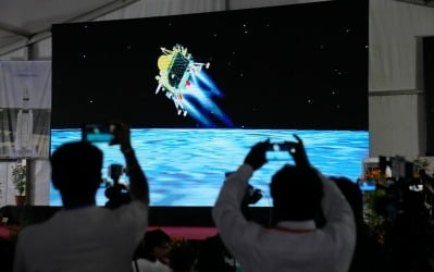 [속보] 인도 달 탐사선 '찬드라얀 3호', 달 남극 착륙 성공